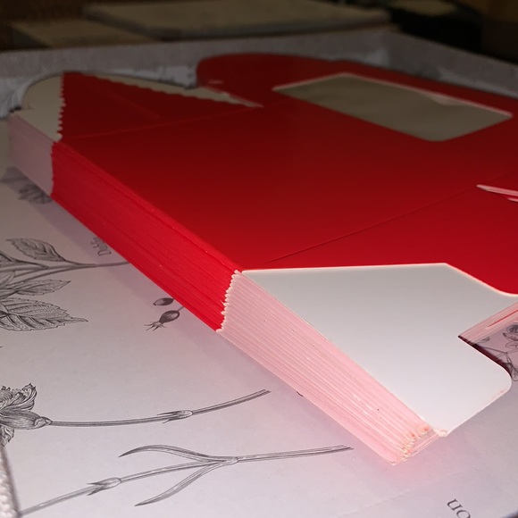 New!! 18 pk. Red cupcake holder - Picture 4 of 7